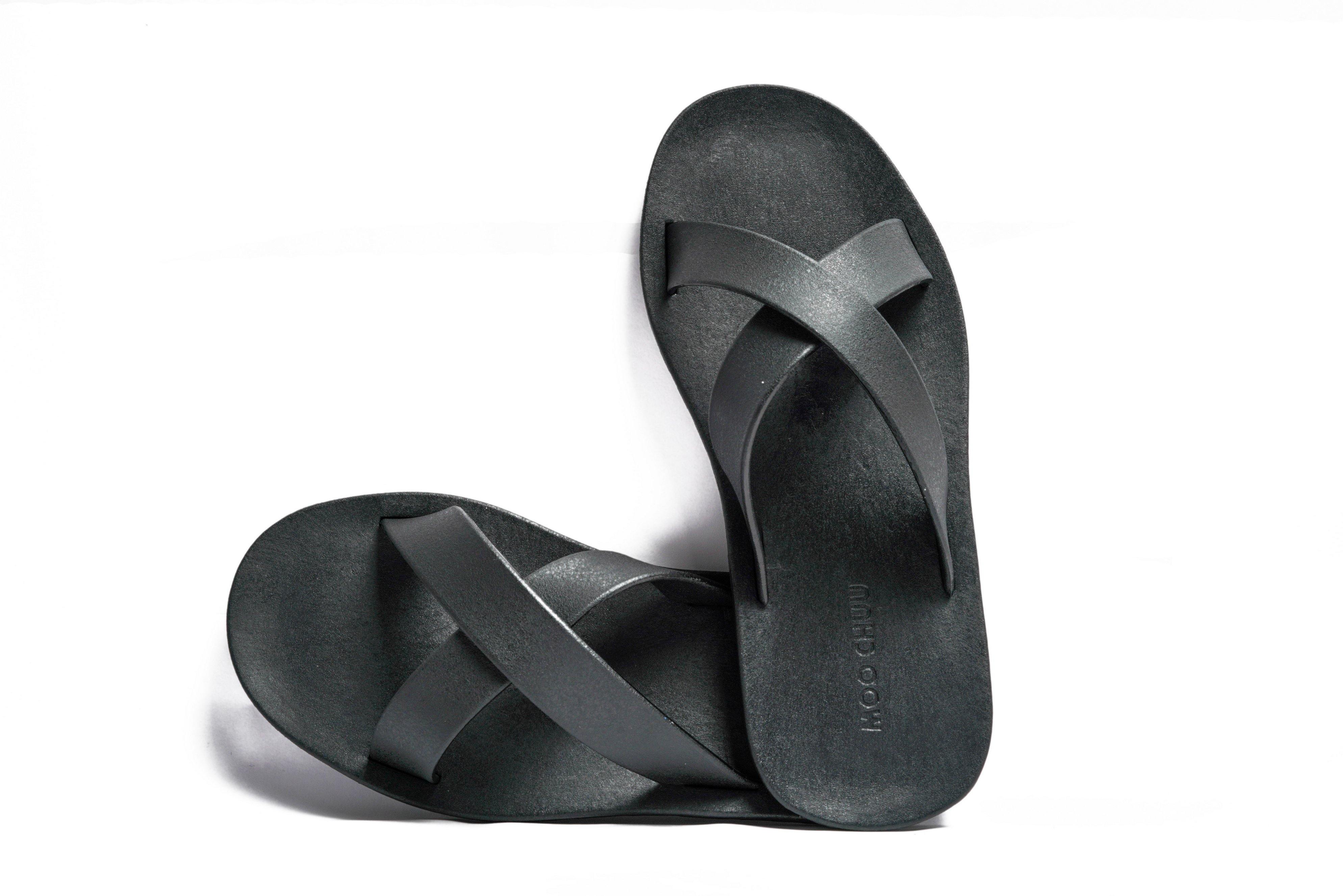 Black strap best sale flip flops